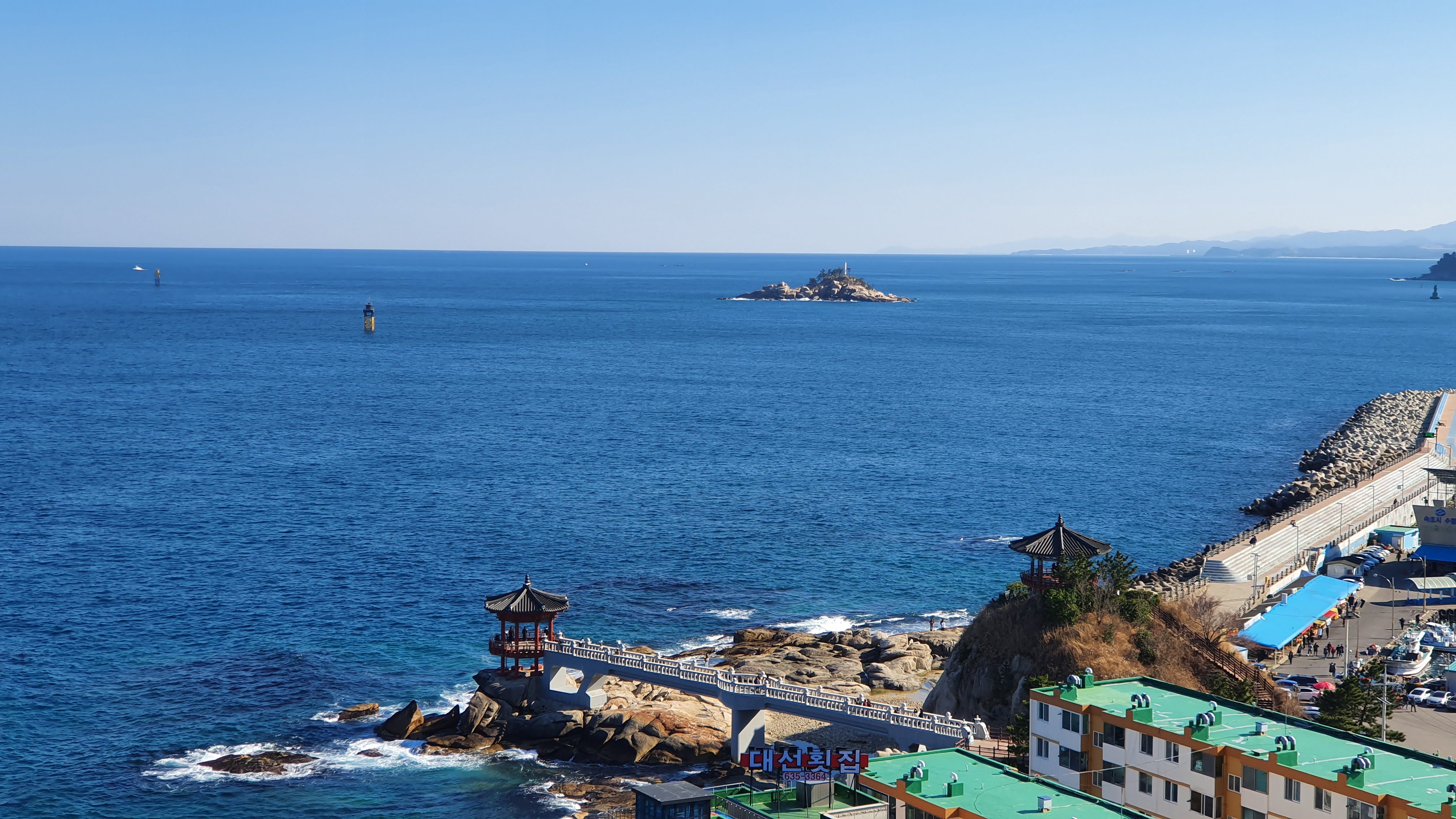 礁岩与浪沫的特写