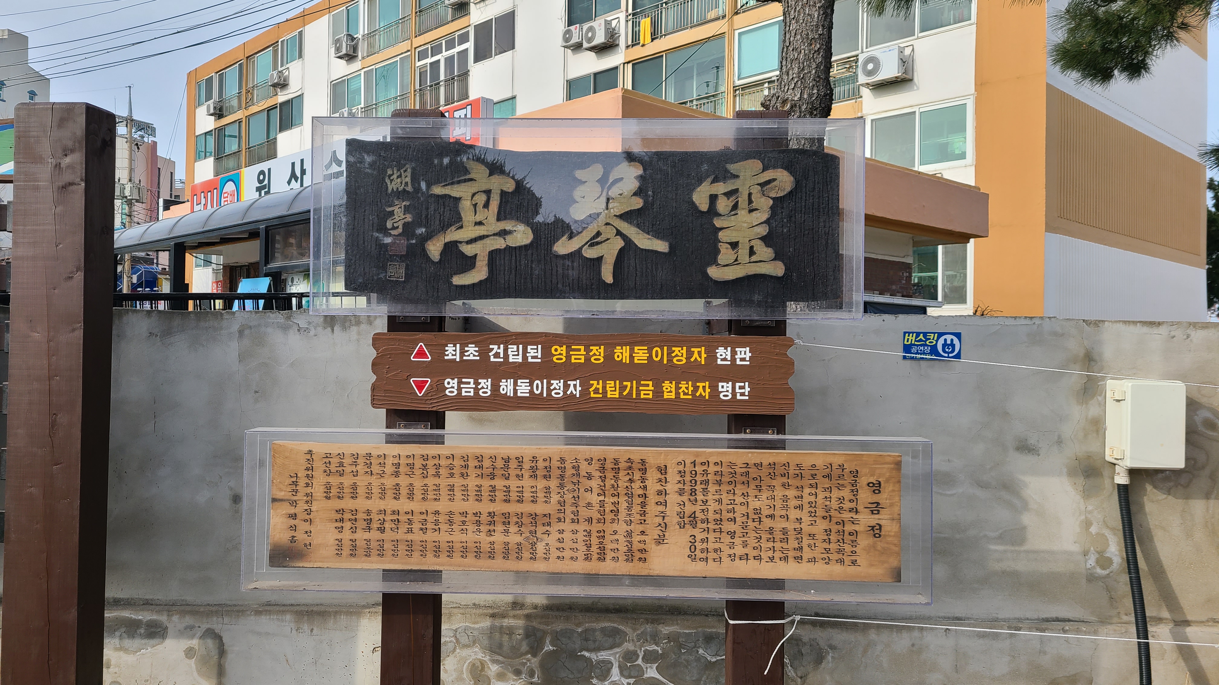 黄昏时分的暖色海面