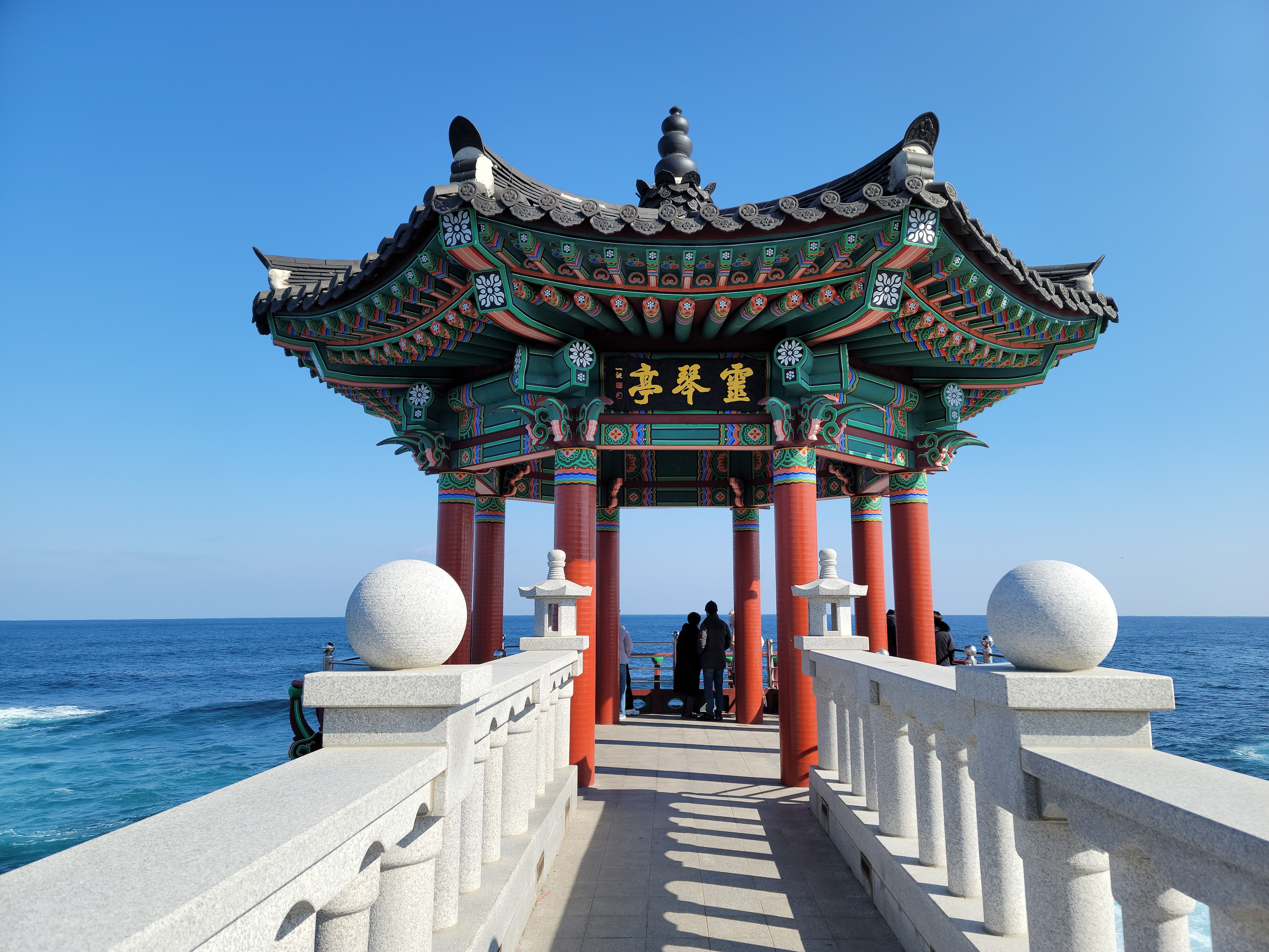 入夜后的海岸亭影