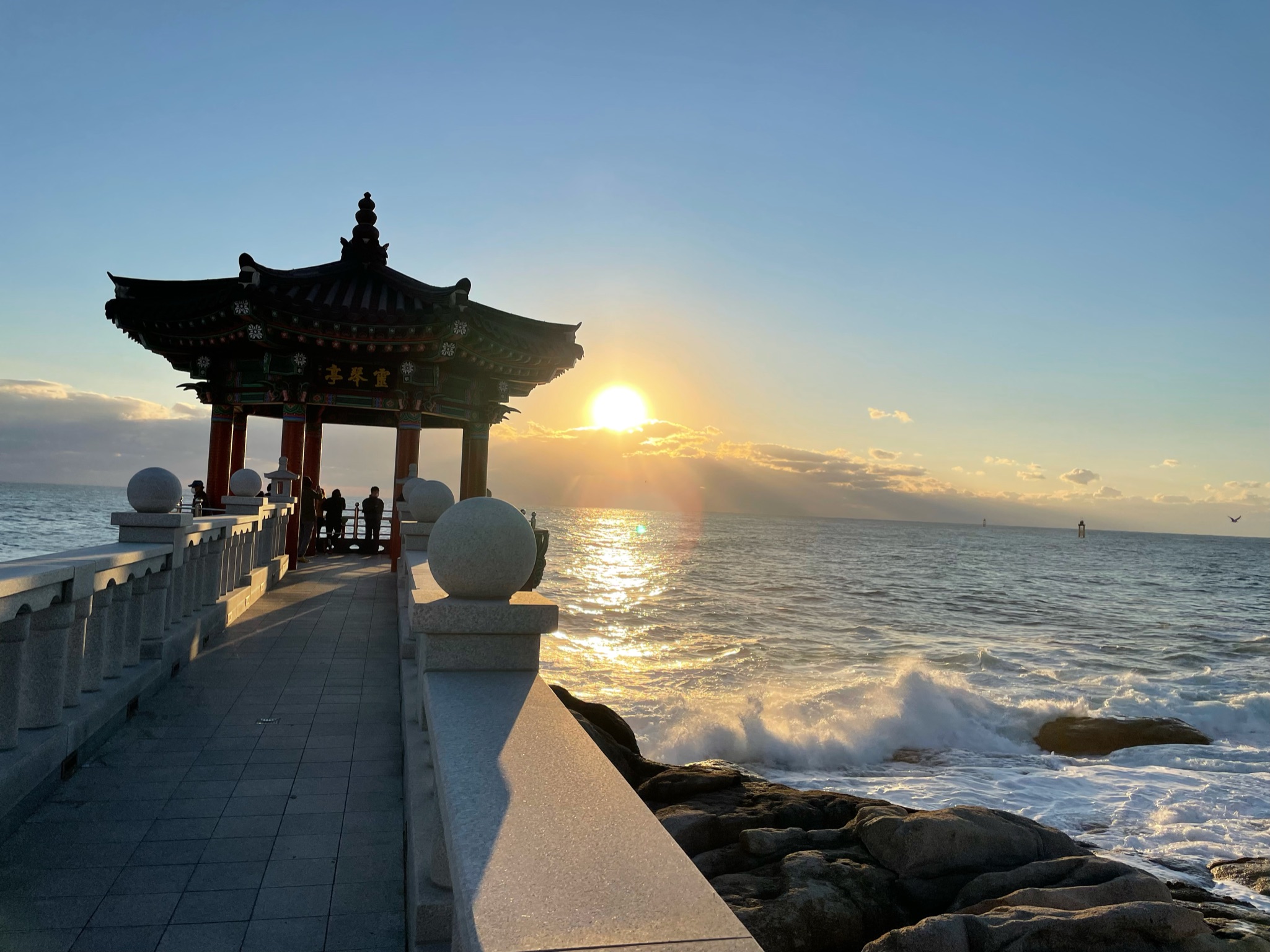 日出时分的亭影