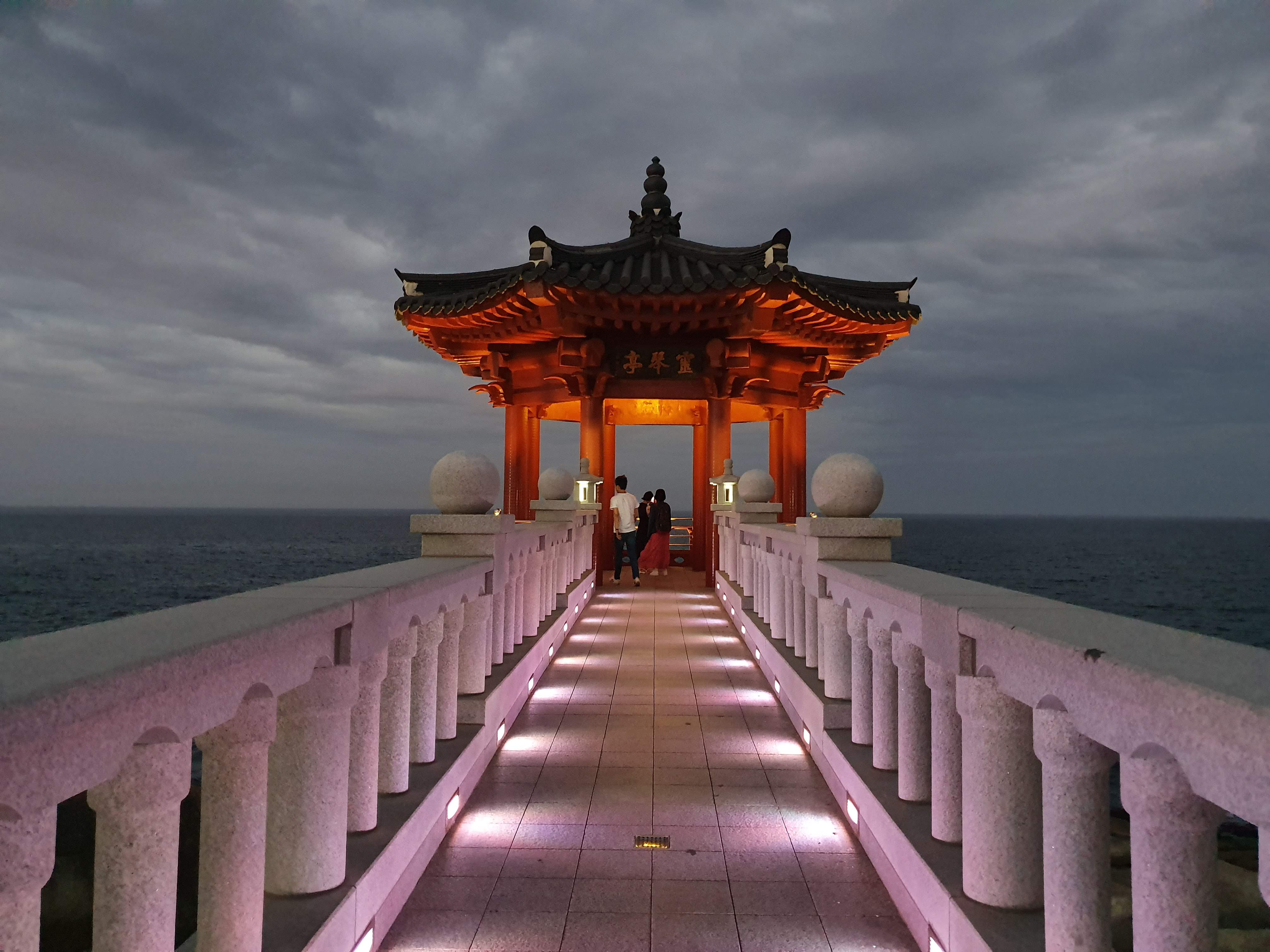 朝阳跃出海平线